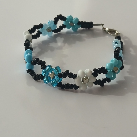 Elegant Beaded Bracelet in Blue and Black - Picture 2 of 5
